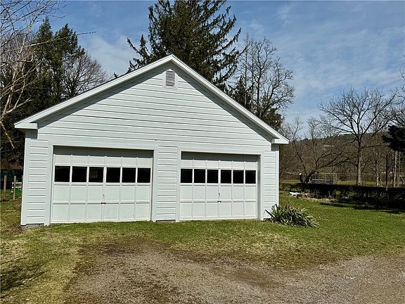 5th image of 289 Main St