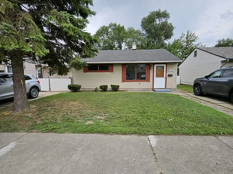 17327 Prospect St — Photo 1