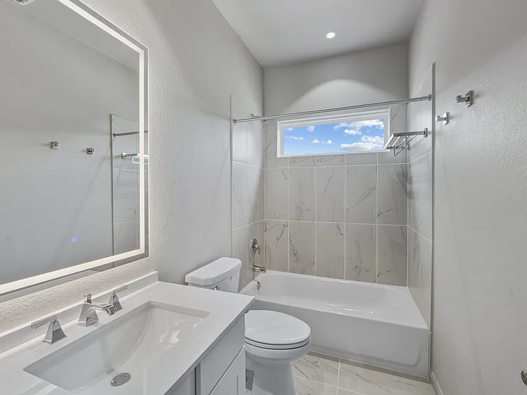 Guest Bathroom with Soaking Tub (Plan 3191)