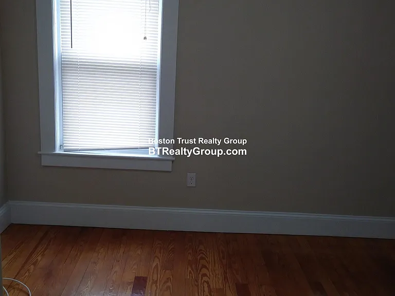 163 University Ave — Photo 11