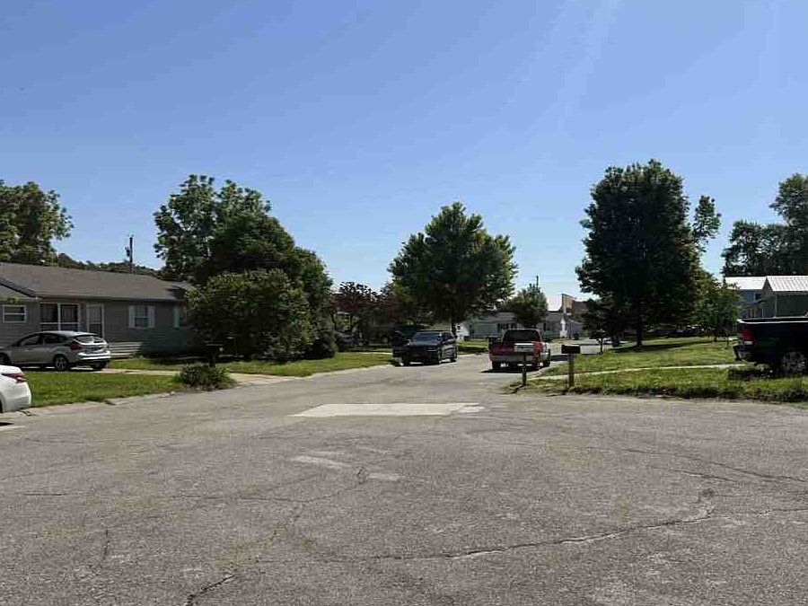 2nd image of 1418 Hillcrest Ter