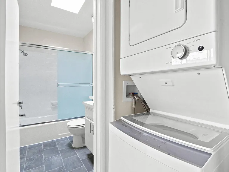 Eastborne Avenue Apartments — Photo 17
