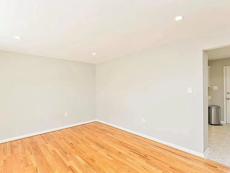 215 Stratford Dr — Photo 3