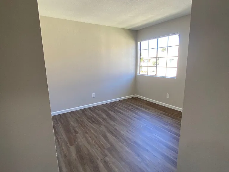 Los Olivos Apartments — Photo 9