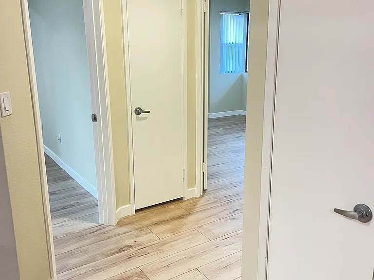 520 W Elk Ave #201 — Photo 8