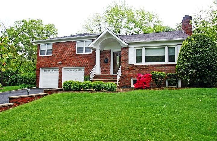 Front of home with 2 car garage