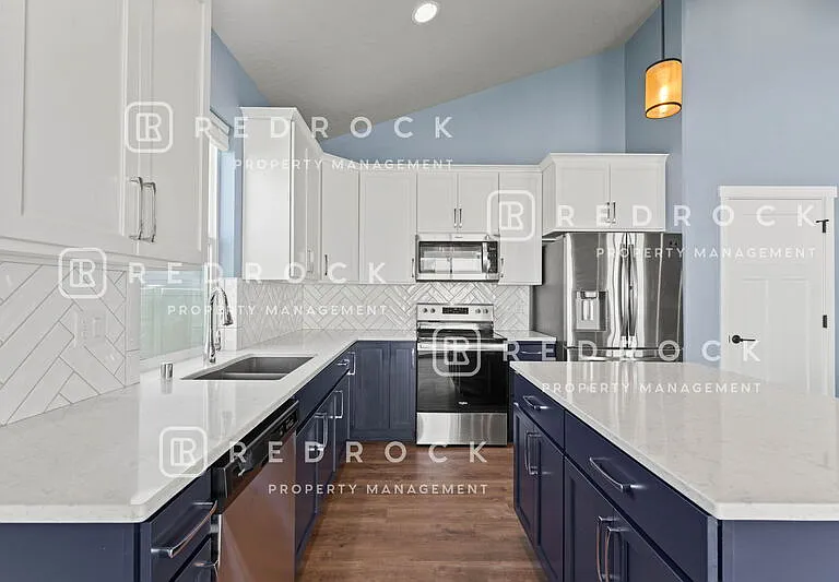 1725 N Meyers Ct — Photo 3