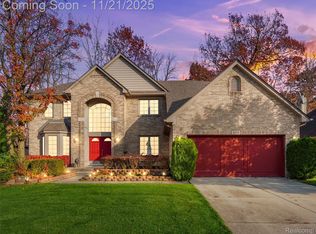 809 Grovecrest, Rochester Hills, MI 48307