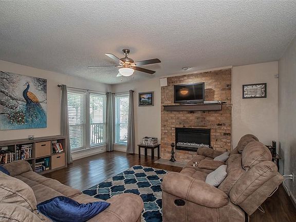 3rd image of 804 Shady Glen Ln