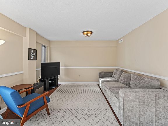 5th image of 1300 Army Navy Dr APT 710