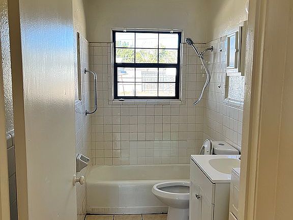 Hall bath/ shower