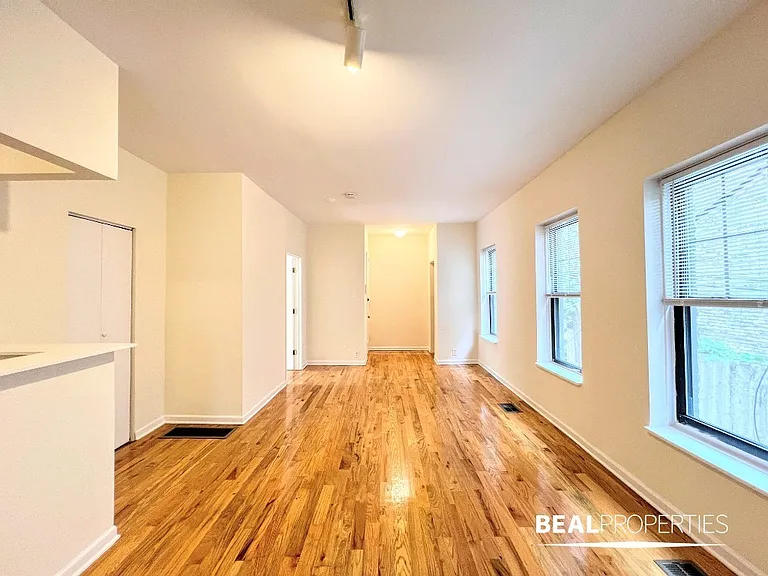 660 W Cornelia Ave #12 — Photo 3
