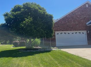 7100 Piper Glen Dr, Springfield, IL 62711