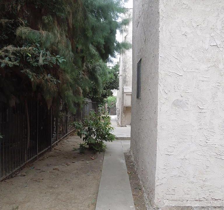2nd image of 413 Coronado Ter