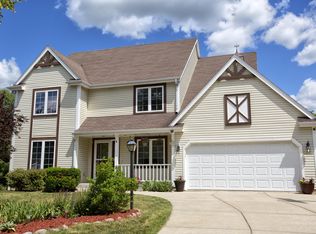 8036 W Lake Pointe Dr, Franklin, WI 53132