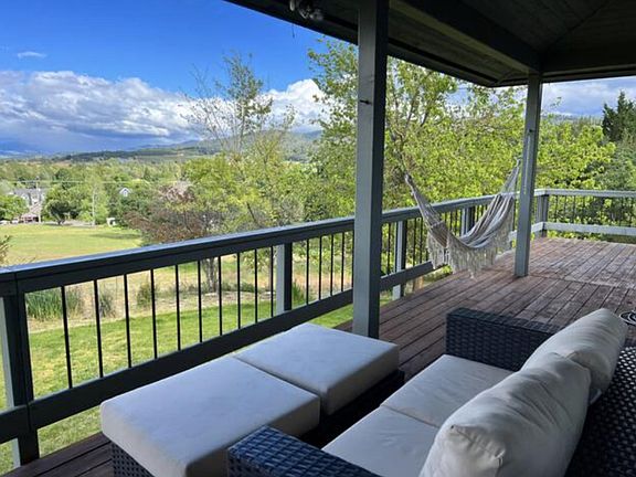 3rd image of 395 Autumn Ln
