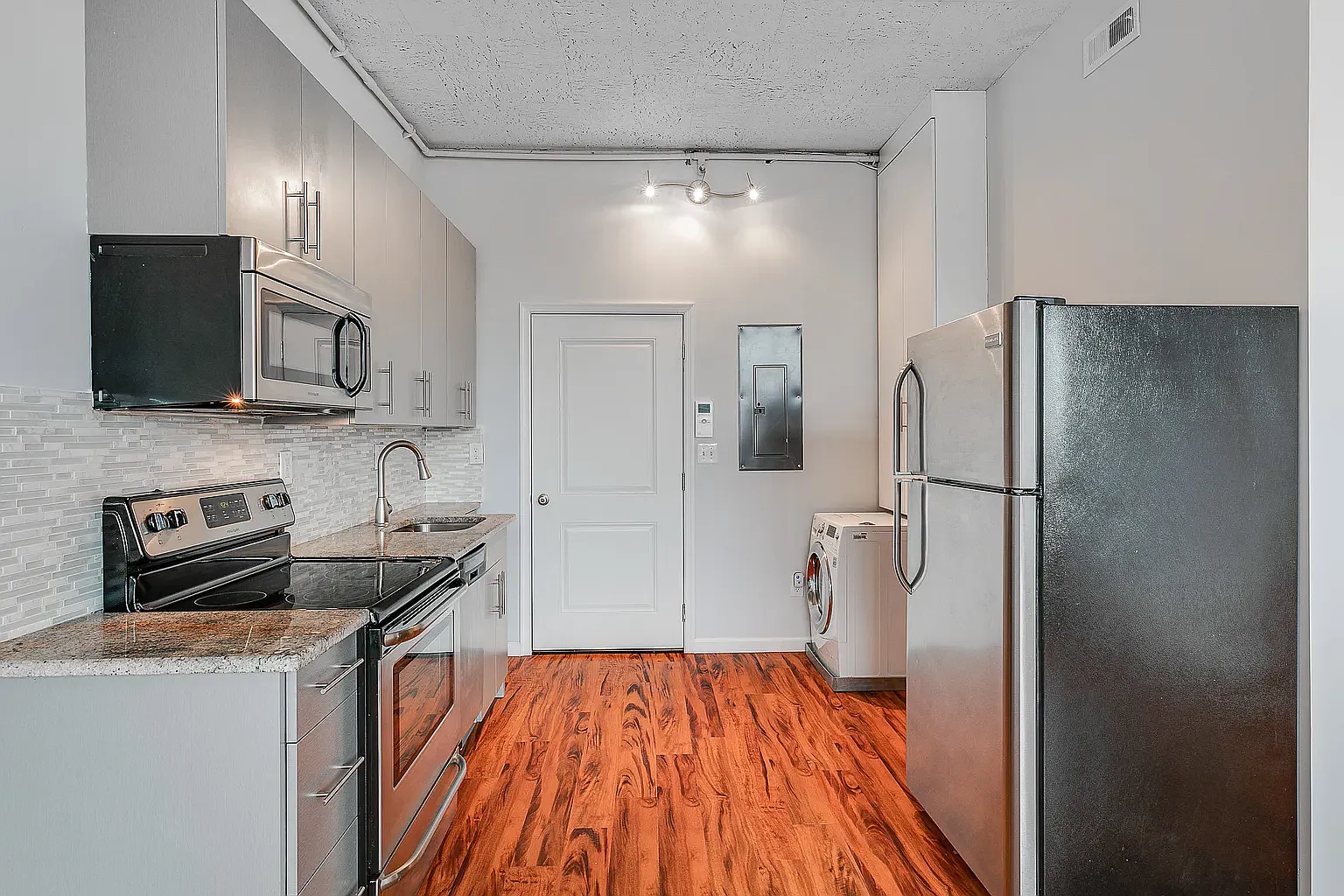 2 bed, 800 sqft, $1,760 — Photo 1
