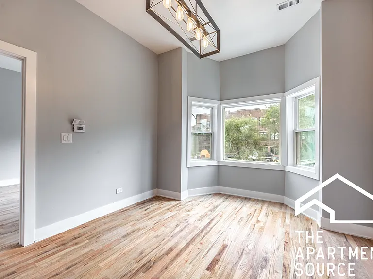 1746 N California Ave #2F — Photo 1