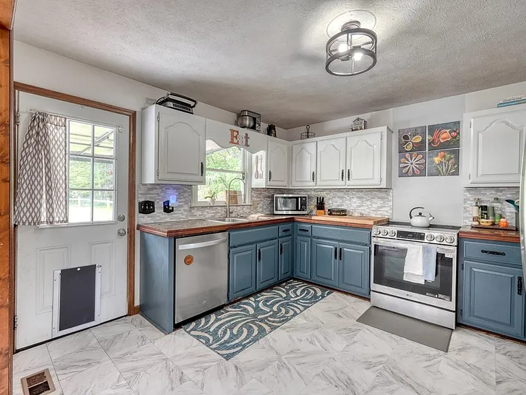 1085 Jones Creek Rd — Photo 15