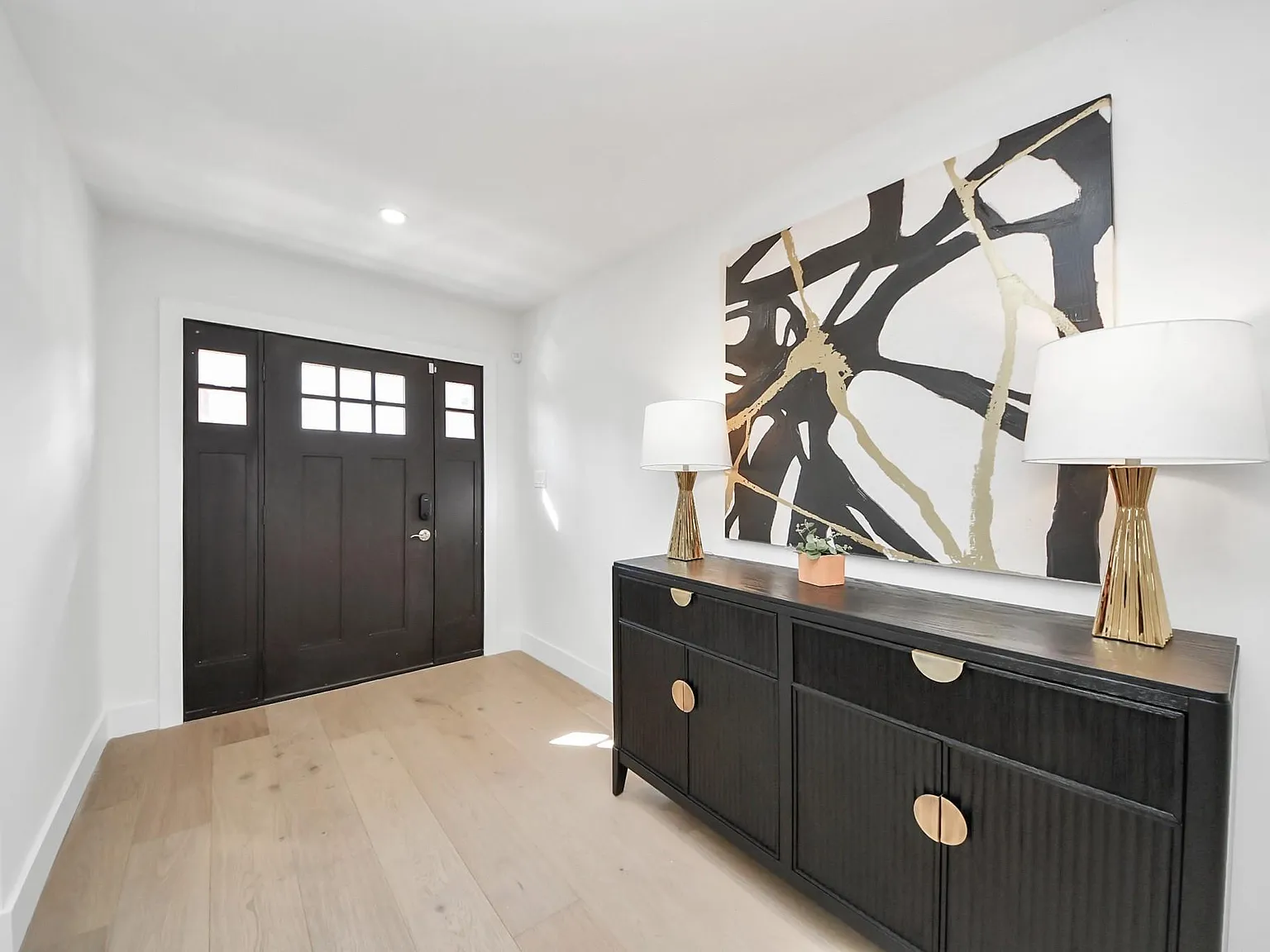 5 bed, 4.0 bath, 4117 sqft, $7,000 — Photo 2