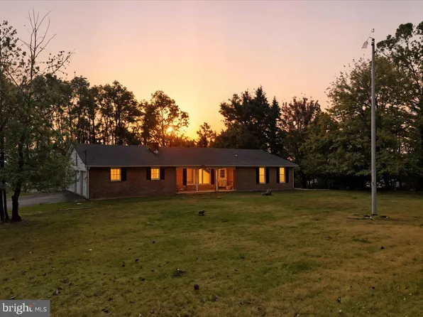 1040 State Rd, Effort, PA 18330