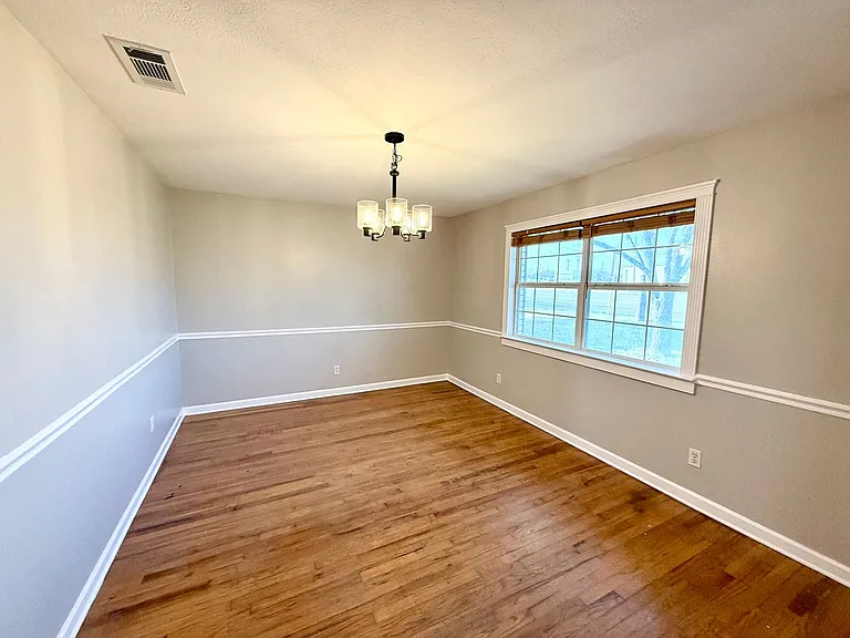 207 Estates Dr — Photo 2