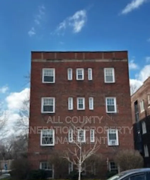 2932 S Moreland Blvd #2