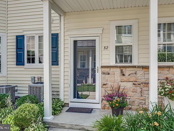 4th image of 32 Pelican Pl #32