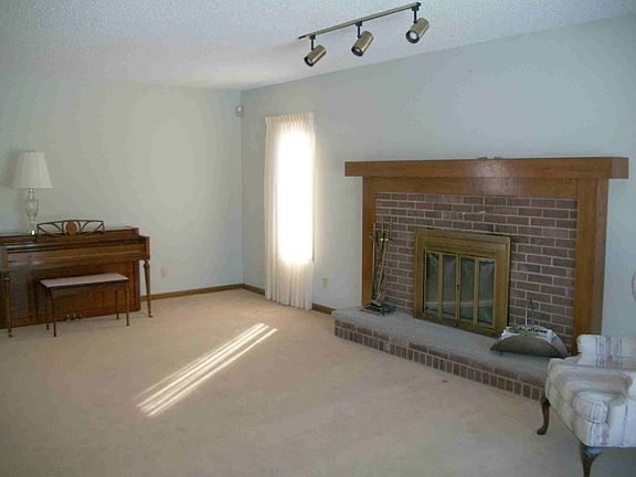 4th image of 3230 Woodland Ct S