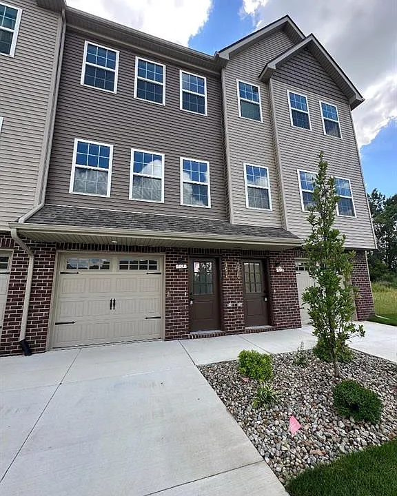 1654 Pinecroft Ln