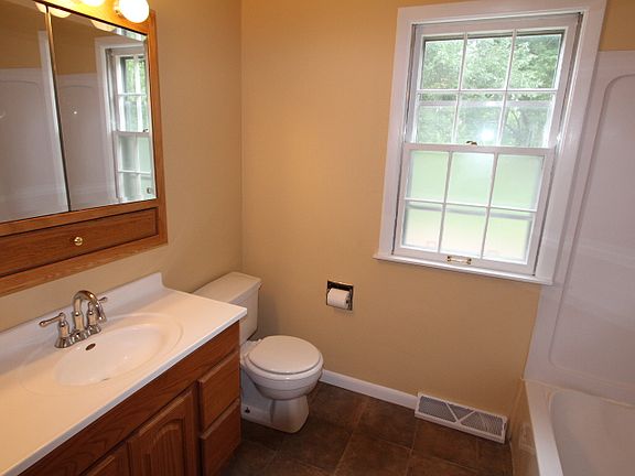 4th image of 654 E 32nd St