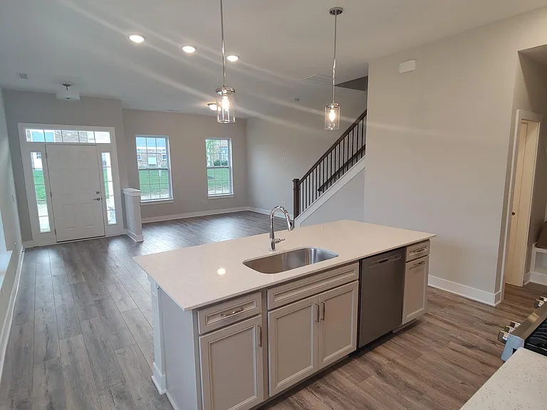 1082 Valentine Ln — Photo 3
