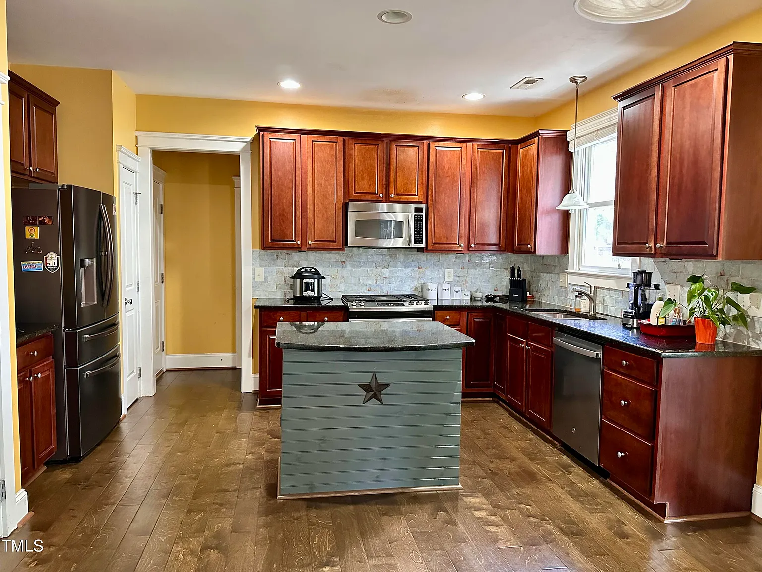 4 bed, 2.5 bath, 2650 sqft, $2,650 — Photo 4