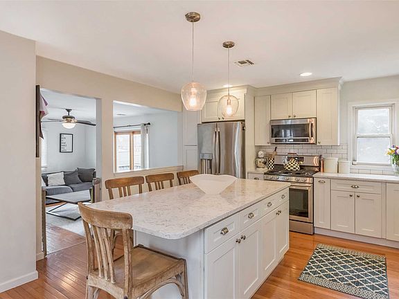 3rd image of 407 Bernice Dr