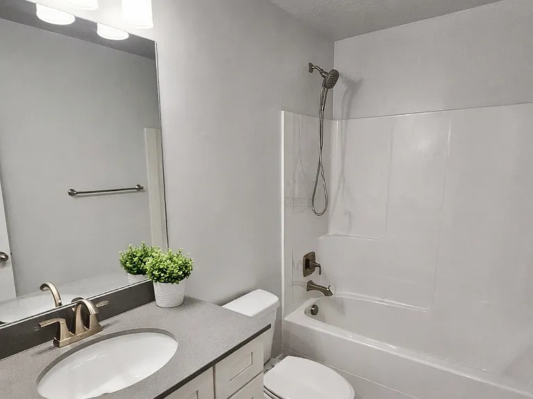 1749 W Newcastle Ln — Photo 17