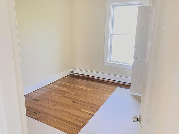 5th image of 7 Essex Cir