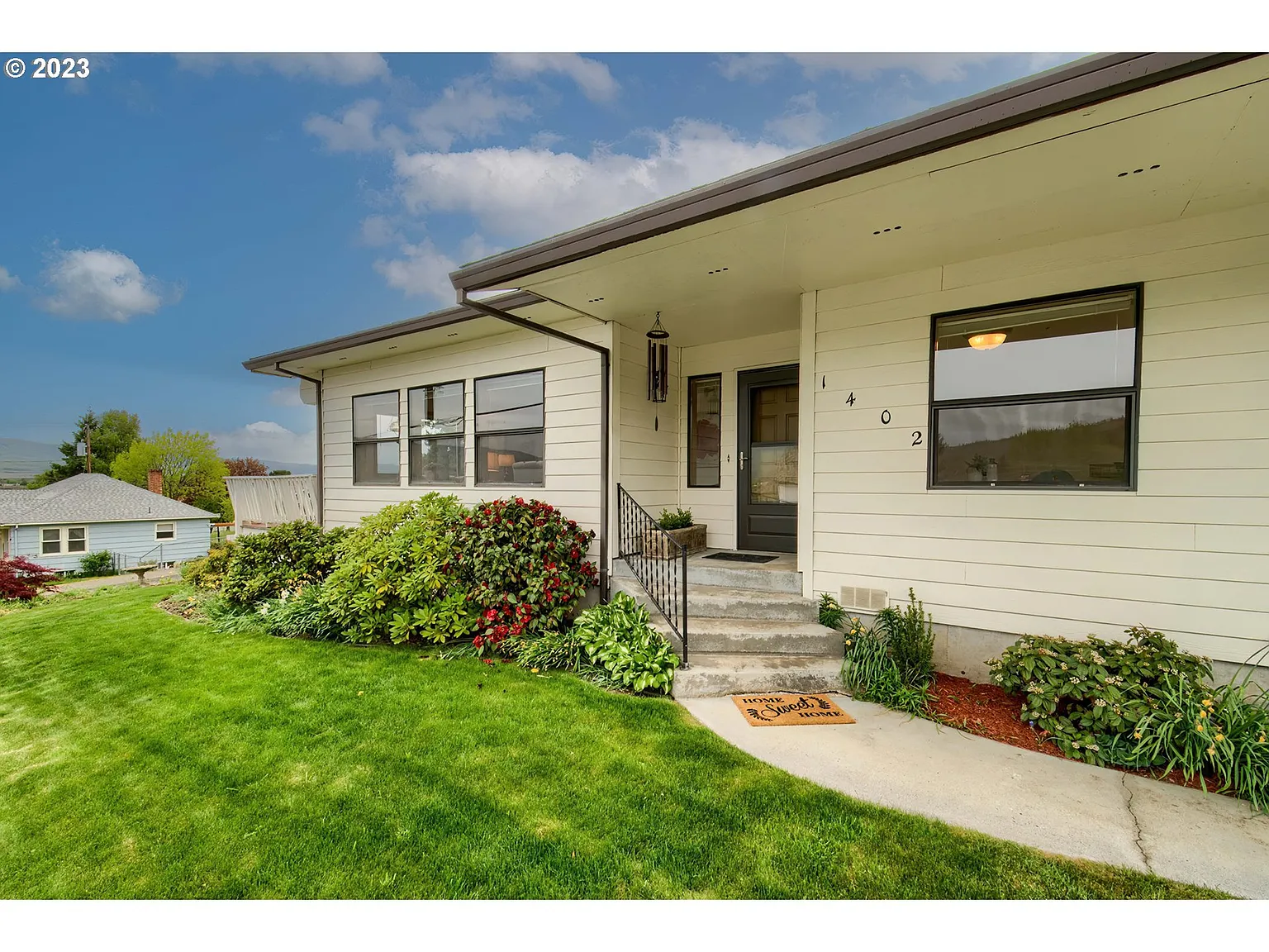 1402 Mount Hood St photo 1