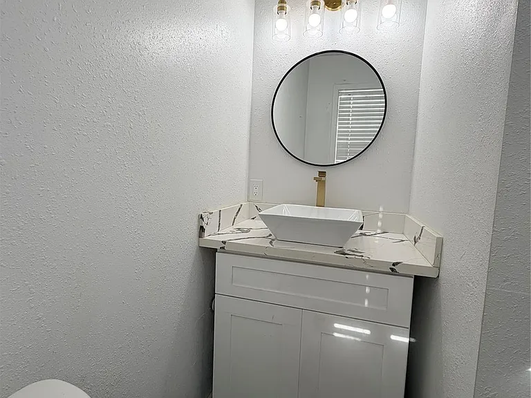 2426 Dupont St — Photo 12