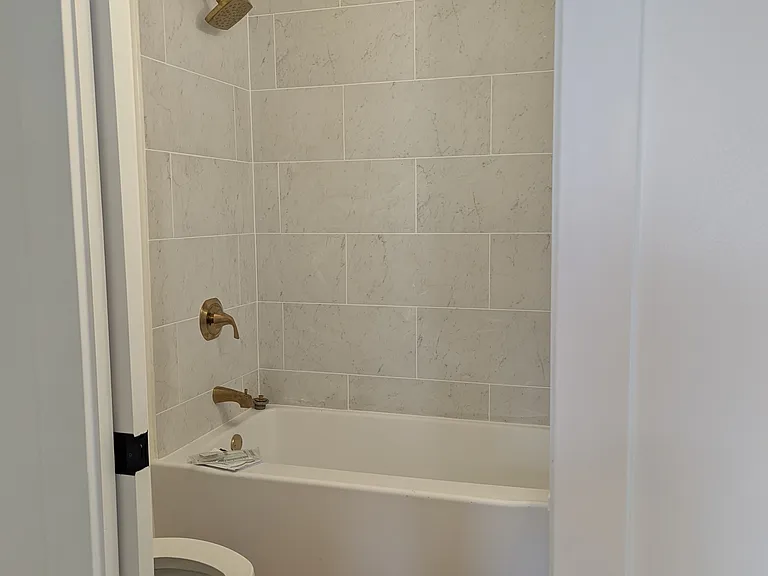 Full bathroom - unfurnished