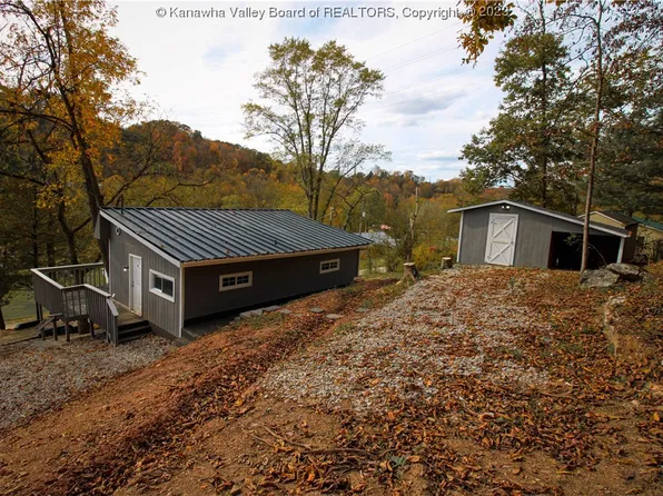 694 Dupont Rd, Poca, WV 25159