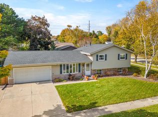 822 Clear View Dr, West Bend, WI 53090