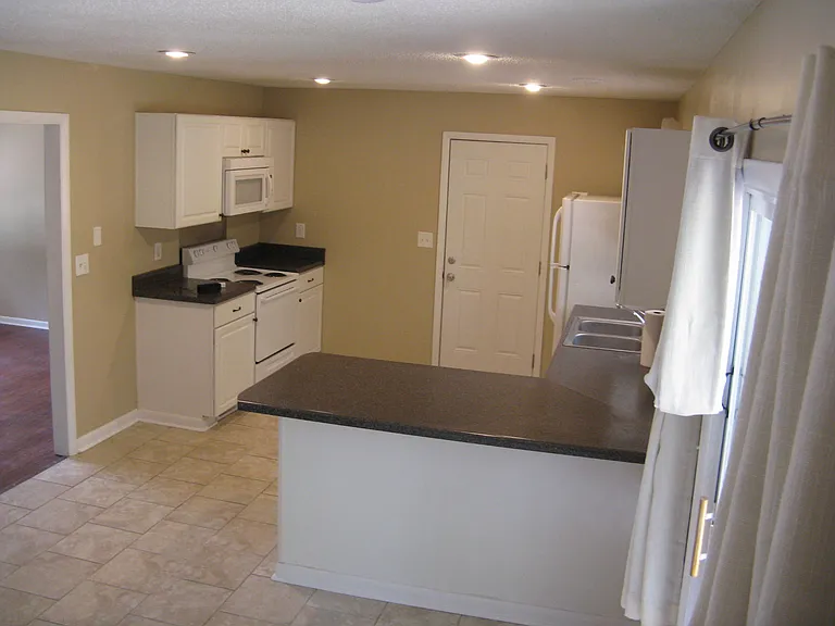 600 Larry Dr — Photo 10