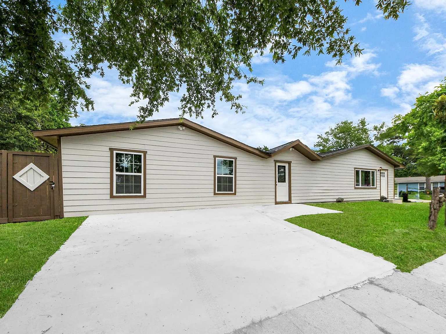2 bed, 1.0 bath, 980 sqft, $1,300 — Photo 1