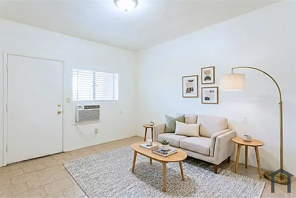 2454 N Treat Ave — Photo 4