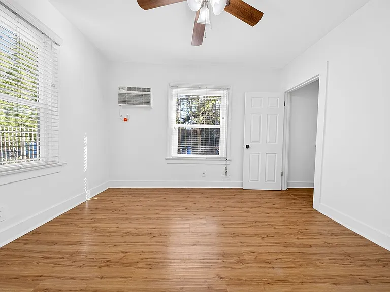 5225 De Longpre Ave — Photo 29