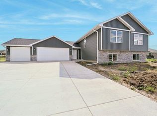 1382 Foxtail Dr, Fairfax, IA