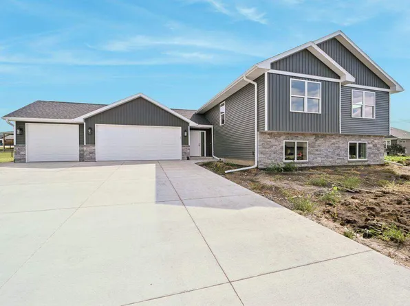 1382 Foxtail Dr, Fairfax, IA 52228