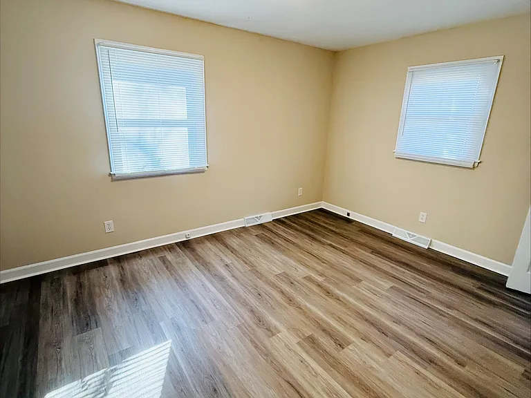 601 E Brown St — Photo 6