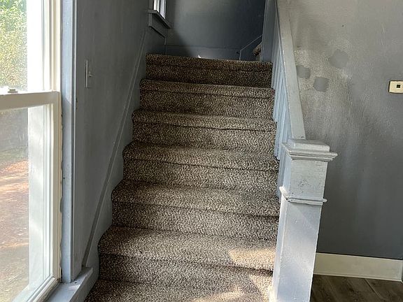 2nd image of 709 E Memorial Dr