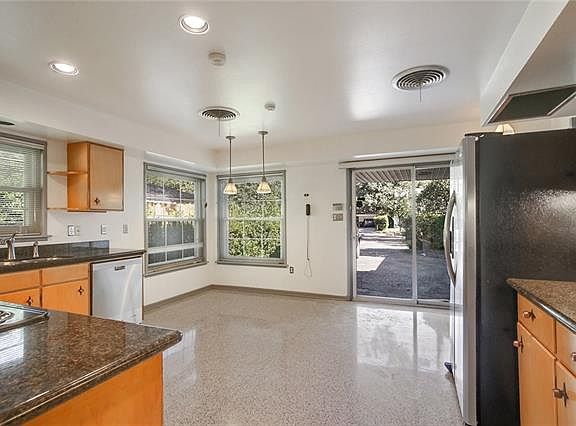 5th image of 26 Park Island Dr
